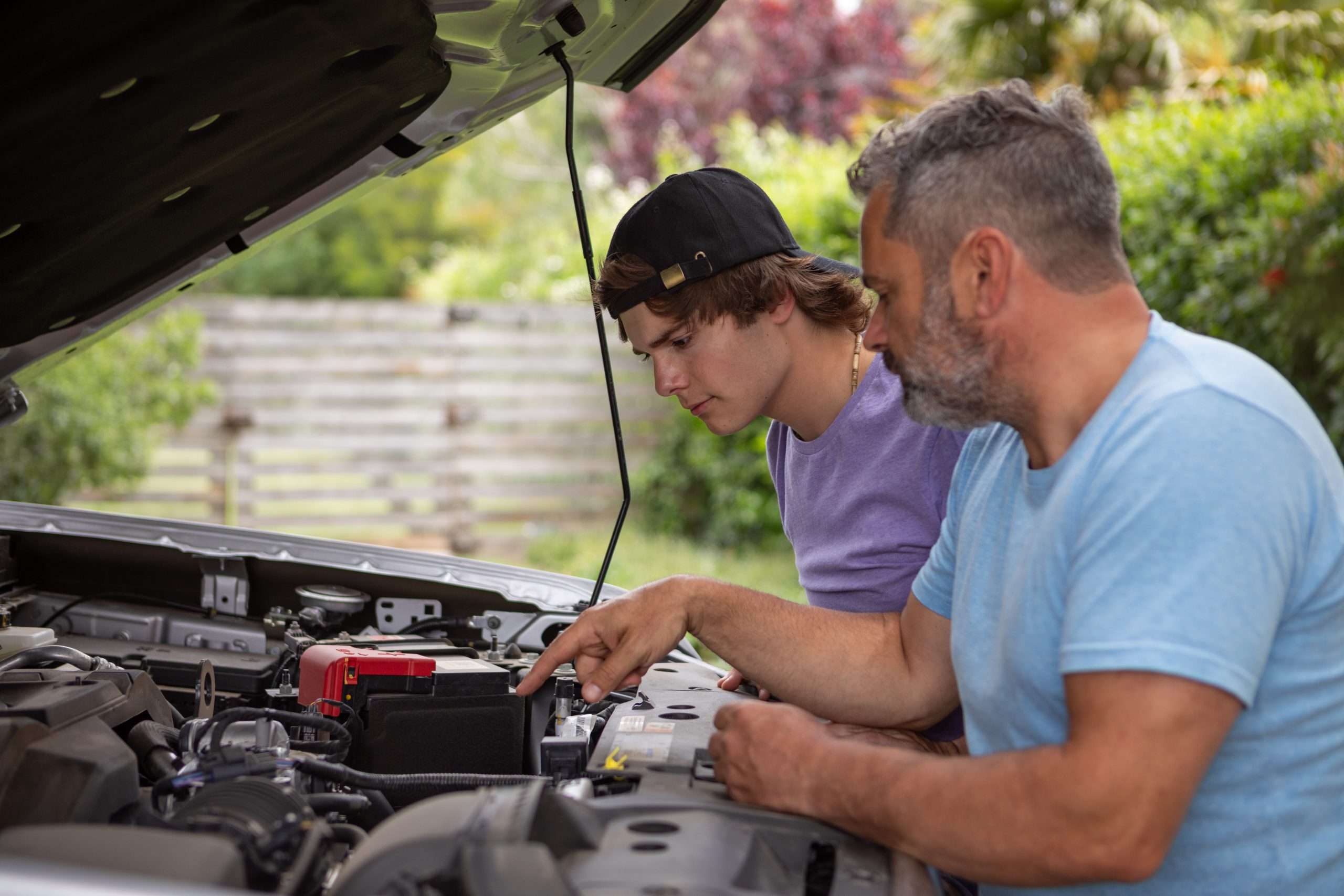 Father taught his teenage son how to repair the car